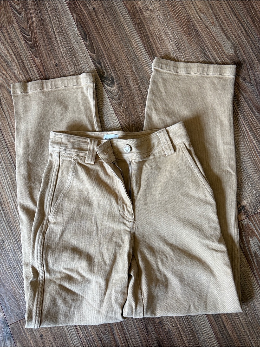 Women’s chino pants from Aritzia